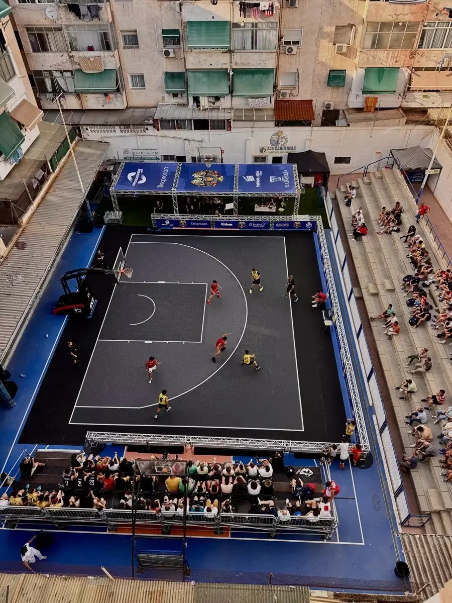 Vista aérea de El Patio durante el torneo, rodeado de bloques de viviendas