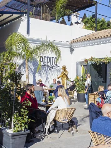 Pepito Brillo — terraza exterior con el logotipo