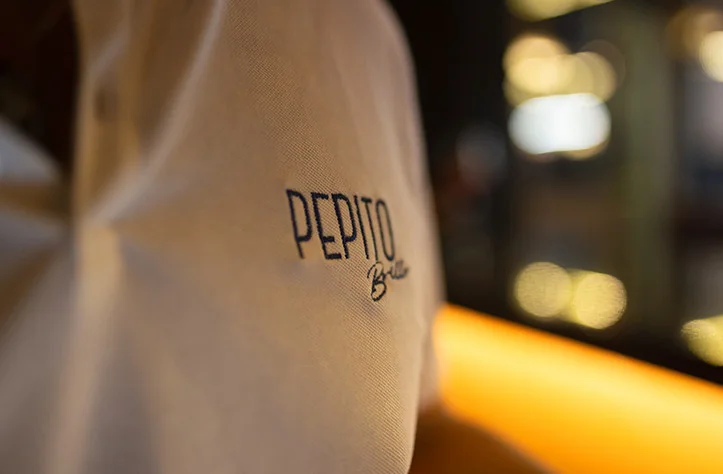 Pepito Brillo — logotipo bordado en el uniforme