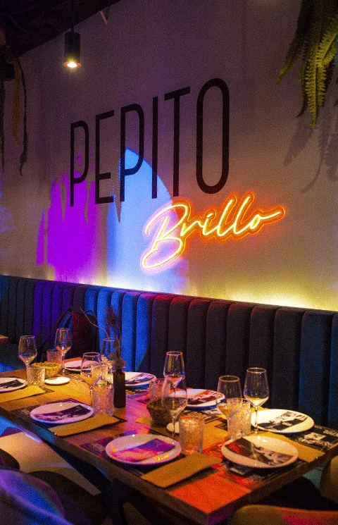Pepito Brillo — logotipo en neón sobre la sala