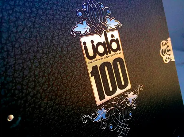 Üalà nº 100 — detalle del logotipo en tinta de plata