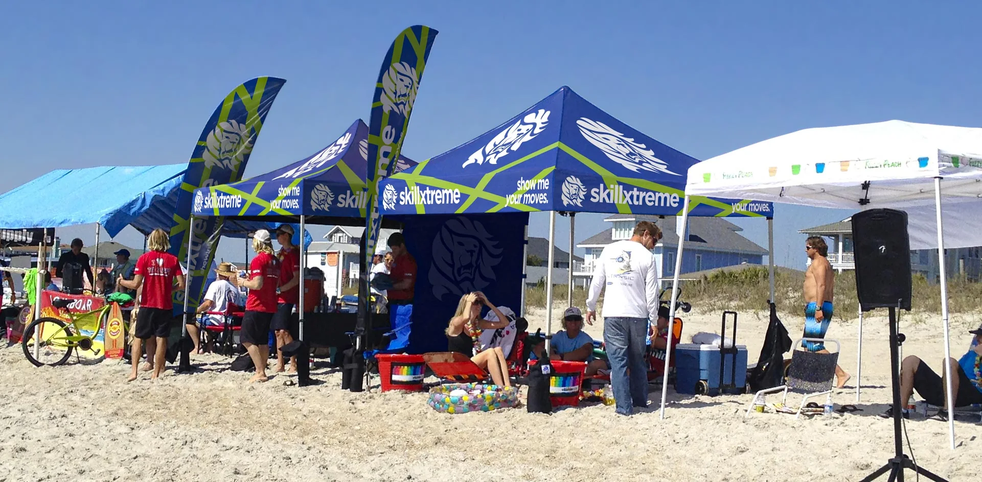 Skillxtreme — carpa y banderas en un evento de playa